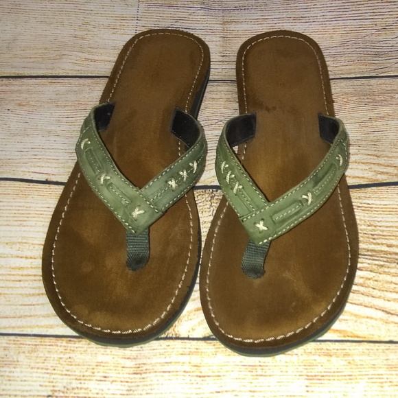clarks leather flip flops womens